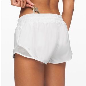 Lululemon white hotty hot shorts 2.5”